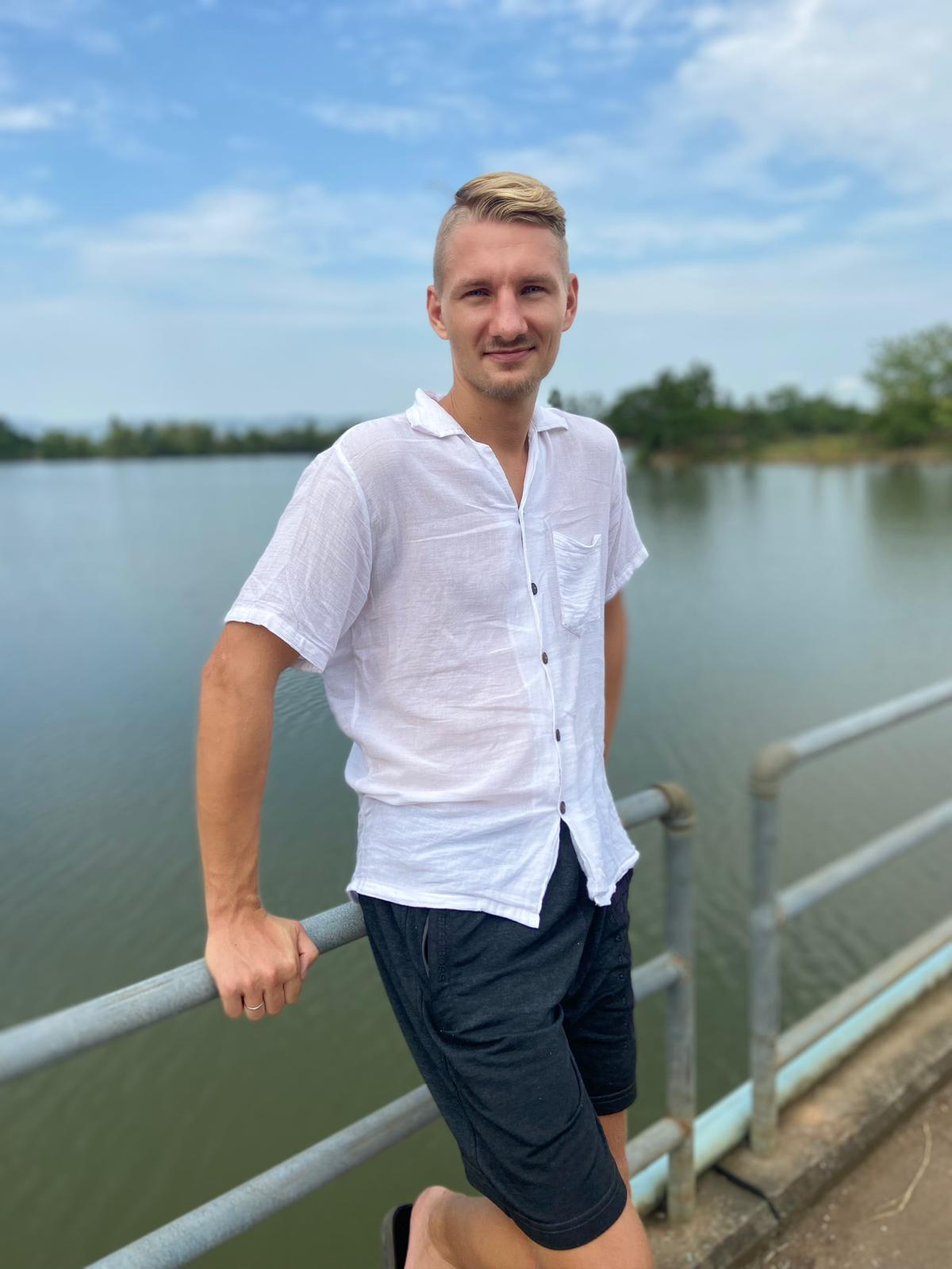 Maximilian Wagner im Beratungsgespräch mit Kundinnen und Kunden